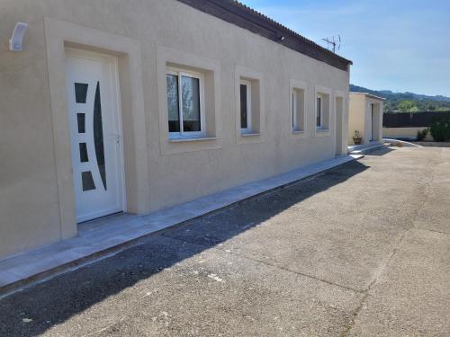 um edifício com uma porta branca e janelas em Mare Nostrum Coquet T2 à 10 minutes de la mer ! em Châteauneuf-lès-Martigues