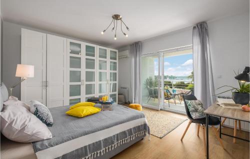 um quarto com uma cama com almofadas amarelas e uma varanda em 4 Bedroom Beautiful Home In Medulin em Medulin