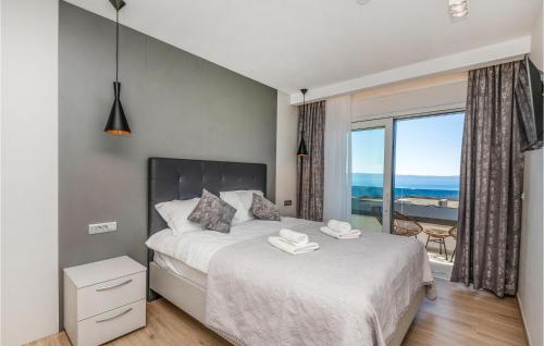 - une chambre avec un lit et une vue sur l'océan dans l'établissement Lovely Home In Makarska With Kitchen, à Makarska