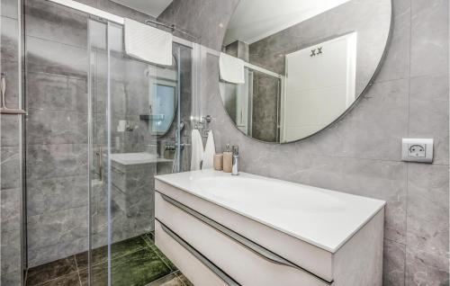 La salle de bains est pourvue d'un lavabo et d'un miroir. dans l'établissement Lovely Home In Makarska With Kitchen, à Makarska