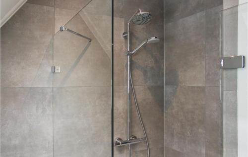 um chuveiro com uma porta de vidro na casa de banho em Awesome Home In Stavoren With House Sea View em Stavoren