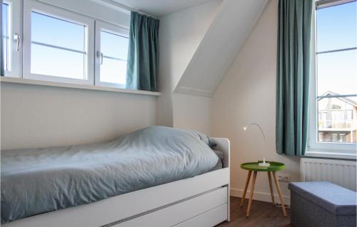 Llit o llits en una habitació de Awesome Home In Stavoren With House Sea View