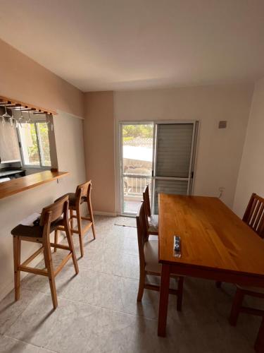 comedor con mesa de madera y sillas en DPTO MODERNO AMOBLADO TEMPORARIO PARANÁ, Entre Ríos en Paraná