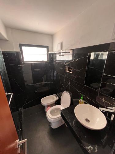 baño con 2 aseos y lavamanos en DPTO MODERNO AMOBLADO TEMPORARIO PARANÁ, Entre Ríos en Paraná