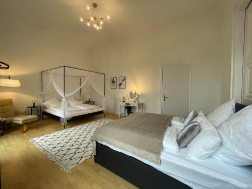 Giường trong phòng chung tại HOMEY Apartments - Riverside - mit Weserblick und Parkplatz