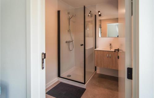 een badkamer met een douche en een wastafel bij Beautiful Home In Ferrires With Wifi in Ferrières