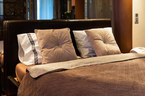 un letto con due cuscini sopra di Sea Apartment a Oslo