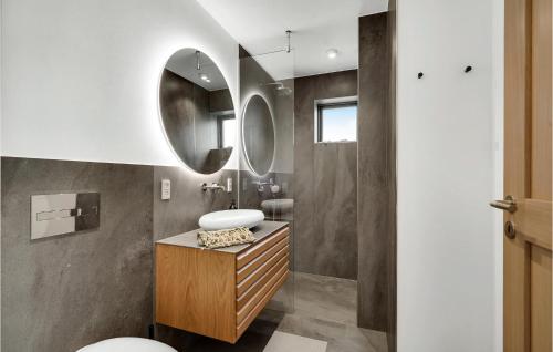 2 Bedroom Gorgeous Apartment In Kerteminde في كيرتيمايند: حمام مع حوض ومرآة