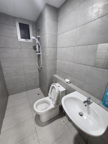 Metropol Serviced Apartment - Bukit Mertajam في بوكيت ميرتاجام: حمام مع مرحاض ومغسلة