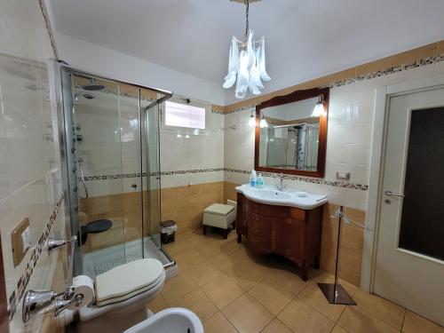 een badkamer met een wastafel, een douche en een toilet bij Casal Sant'Angelo in Copertino