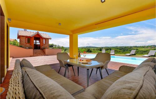 un soggiorno con divano, tavolo e piscina di Gorgeous Home In Selnica With Sauna a Selnica