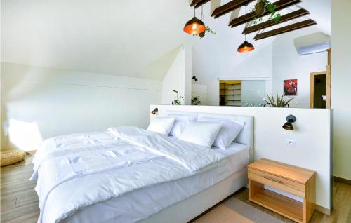 Un dormitorio blanco con una cama grande y una mesa en Amazing Home In Selnica With Kitchen en Selnica