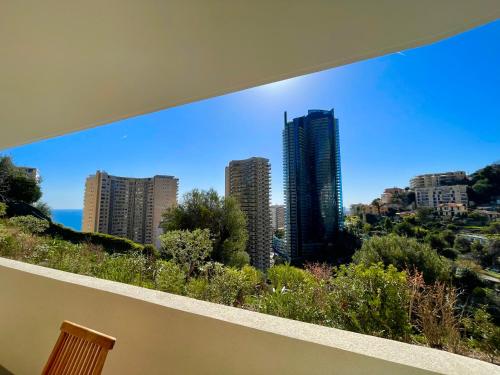 d'un balcon offrant une vue sur les toits de la ville. dans l'établissement Luxueux Studio Neuf - Frontière Monaco - Piscine - Parking privé, à Monte-Carlo