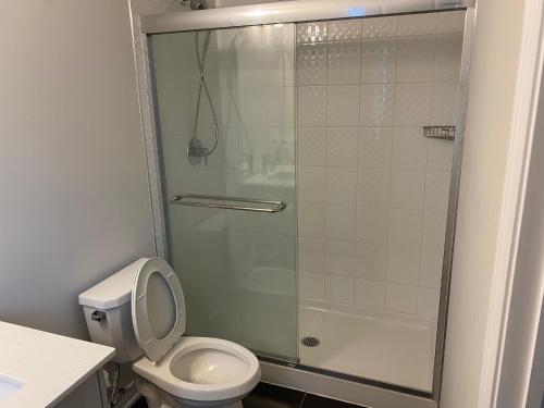 W łazience znajduje się przeszklony prysznic i toaleta. w obiekcie Poise Homes Guest Home Cambridge w mieście Cambridge
