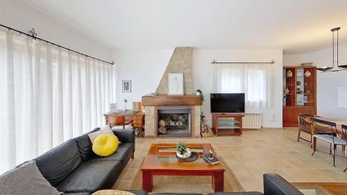 uma sala de estar com um sofá e uma lareira em PREMIUM HABITAT ROCA GROSSa em Caldes d'Estrac