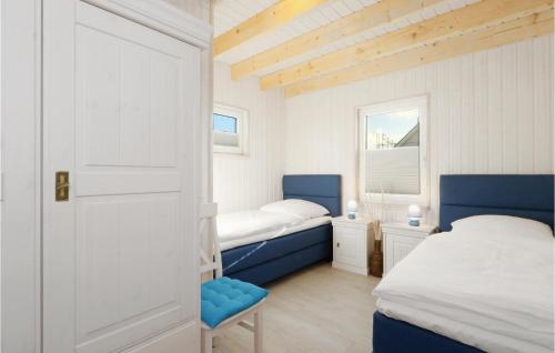 オルペニッツにある3 Bedroom Stunning Home In Ostseeresort Olpenitzの小さなベッドルーム(ベッド2台、窓付)