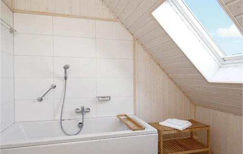 オルペニッツにある3 Bedroom Stunning Home In Ostseeresort Olpenitzのバスルーム(バスタブ付)、窓が備わります。