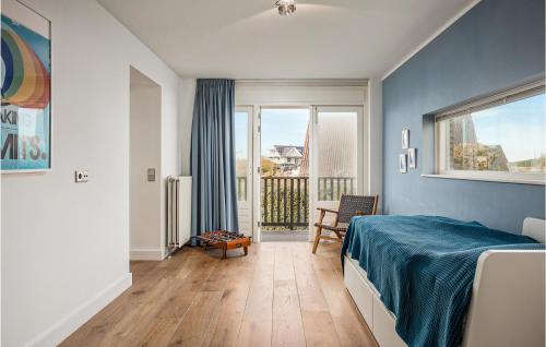 1 dormitorio con cama y ventana grande en Villa Topduin, en Bergen aan Zee
