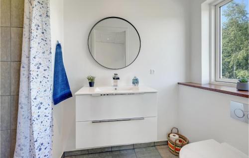 y baño con lavabo blanco y espejo. en 2 Bedroom Amazing Home In Rdby, en Rødby