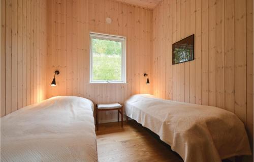 twee bedden in een kamer met een raam bij Nice Home In Knebel With House Sea View in Knebel