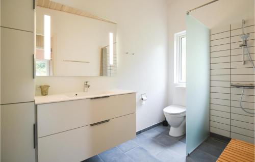 een badkamer met een wastafel en een toilet bij Nice Home In Knebel With House Sea View in Knebel