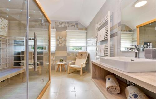ein Bad mit einem Waschbecken und einer Dusche in der Unterkunft Lovely Home In Pregrada With Sauna in Pregrada