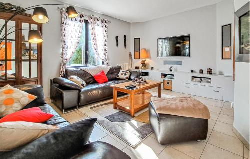 ein Wohnzimmer mit Sofa und Tisch in der Unterkunft Awesome Home In Gonneville-S-Honfleur in Gonneville-sur-Honfleur