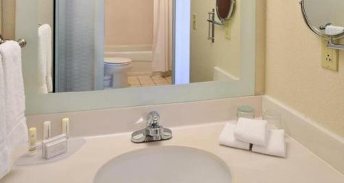 King's Inn Mason,Ohio في سينسيناتي: حمام مع حوض أبيض ومرآة