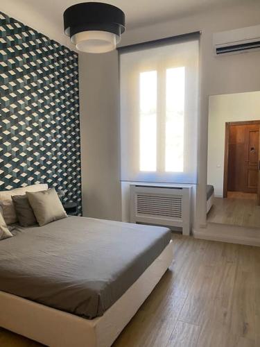 um quarto com uma cama grande e uma janela em Trastevere Design Apartment em Roma