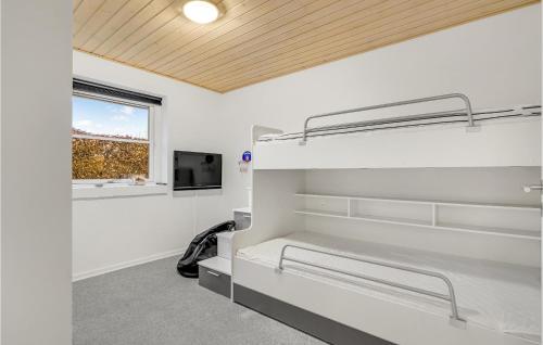 Habitación con 2 literas y TV. en Amazing Home In Varde With Wifi, en Varde