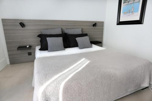 1 dormitorio con 1 cama grande en una habitación en Junior Unicorn Suite, en Atenas