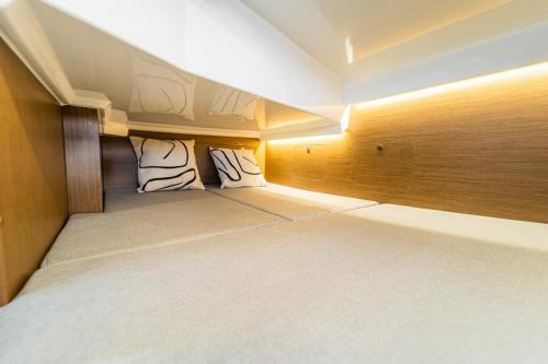 Habitación pequeña con 2 almohadas en una cama en Embarcación Jeanneau Merry Fisher Sport 895 BICHO II, en Ayamonte