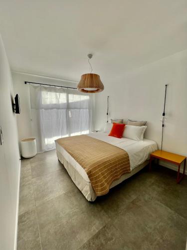 une chambre avec un grand lit avec des oreillers rouges dans l'établissement Senteurs du Maquis, à Porticcio