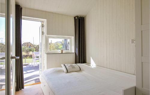 um quarto com uma cama e uma grande janela em Stunning Home In Borgholm With Wifi em Borgholm