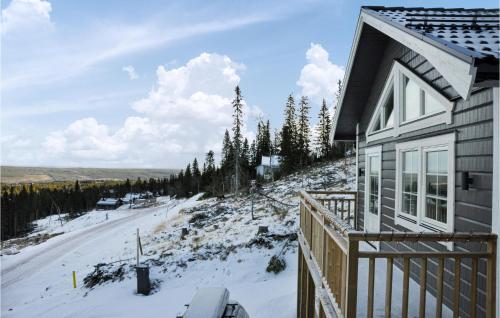 una casa en una colina nevada con un patio cubierto de nieve en Stunning Home In Slen With Kitchen, en Sälen