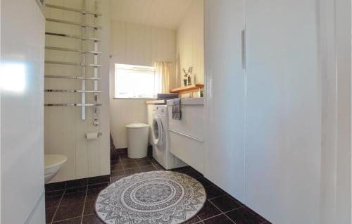 uma pequena casa de banho com WC e lavatório em Stunning Home In Borgholm With Wifi em Borgholm