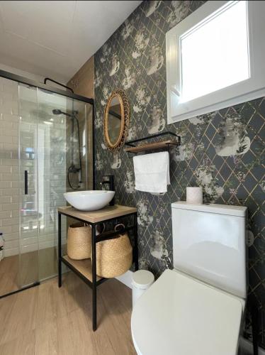 a bathroom with a sink and a shower at Atelier Art & Suite in Ayamonte