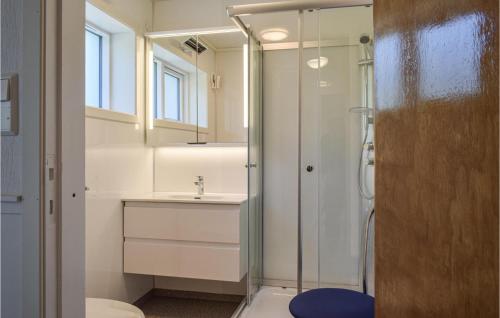 uma casa de banho com um lavatório e um chuveiro em Awesome Home In Hauge I Dalane With 5 Bedrooms And Wifi em Sogndalsstrand