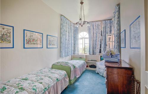CapenaにあるVilla Amatoのベッドルーム1室(ベッド2台、窓付)