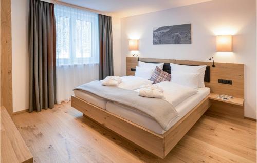 una camera da letto con un grande letto con due asciugamani di Nice Apartment In Klsterle With Kitchen a Klösterle am Arlberg
