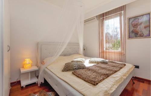 Katil atau katil-katil dalam bilik di Cozy Home In Crikvenica With Wifi