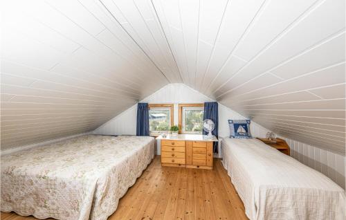Tempat tidur dalam kamar di Awesome Home In Tustna With Wifi