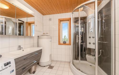 y baño con ducha y lavamanos. en Awesome Home In Tustna With Wifi, en Leira