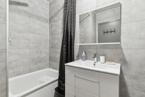 une salle de bain avec une baignoire, un lavabo et une douche dans l'établissement La Jol'Nantaise - Proche Tram ligne 2 & 3 et Bus, à Nantes