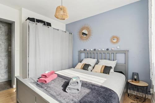 une chambre avec un lit avec des serviettes roses dessus dans l'établissement La Jol'Nantaise - Proche Tram ligne 2 & 3 et Bus, à Nantes