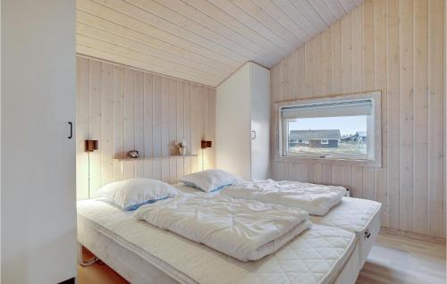 a bedroom with two beds and a window at 3 Bedroom Stunning Home In Hvide Sande in Bjerregård