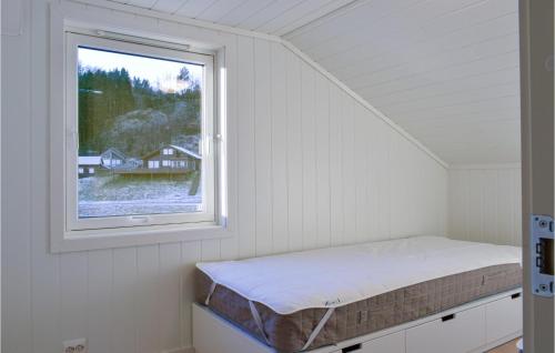 Bett in einem Zimmer mit Fenster in der Unterkunft Lovely Home In Moi With House Sea View in Moi