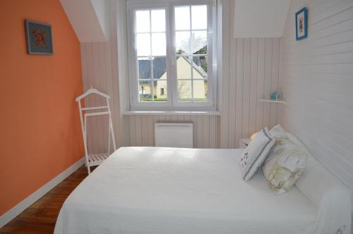 フエナンにあるfouesnant kerseachのベッドルーム(白いベッド1台、窓付)