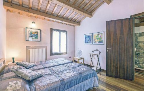 Un dormitorio con una cama grande y una ventana en Artista, en Boccon