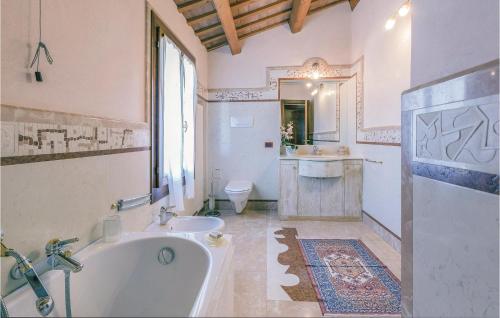 een badkamer met een bad, een toilet en een wastafel bij Artista in Boccon